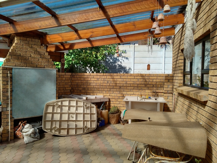 3 Bedroom Property for Sale in Fraaiuitsig Western Cape